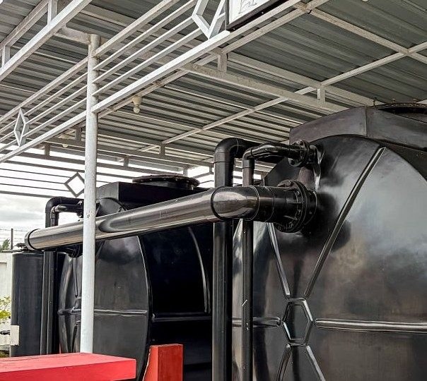 Cuves de stockage en PVC noir pour eau de procédé, avec tuyauteries