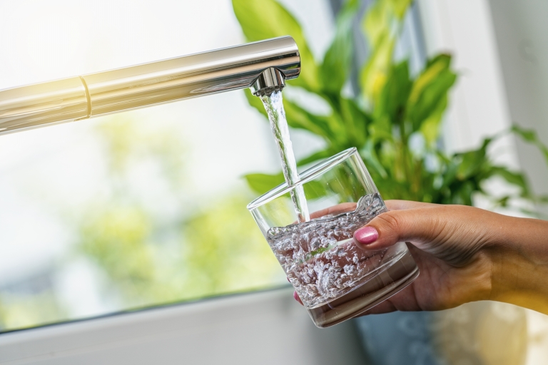 Drinkwater ontsmetting mens - veilig drinkgwater met chloor dioxide - Sicheres Trinkwasser - KONAX